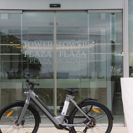 Hotel Pisa Tower Plaza Exterior foto A bicycle at the entrance of a shopping mall