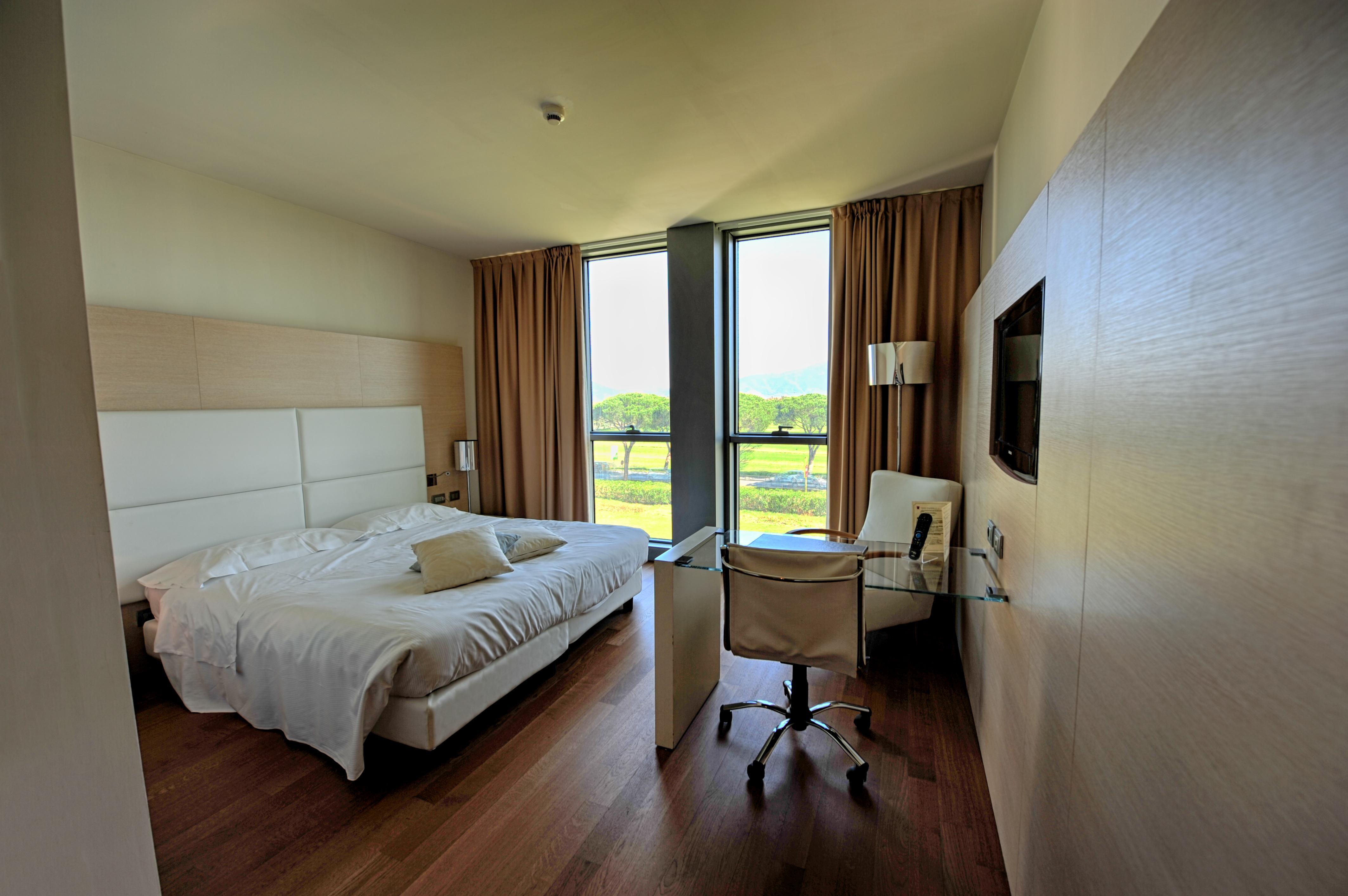 Hotel Pisa Tower Plaza Exterior foto A room at the hotel