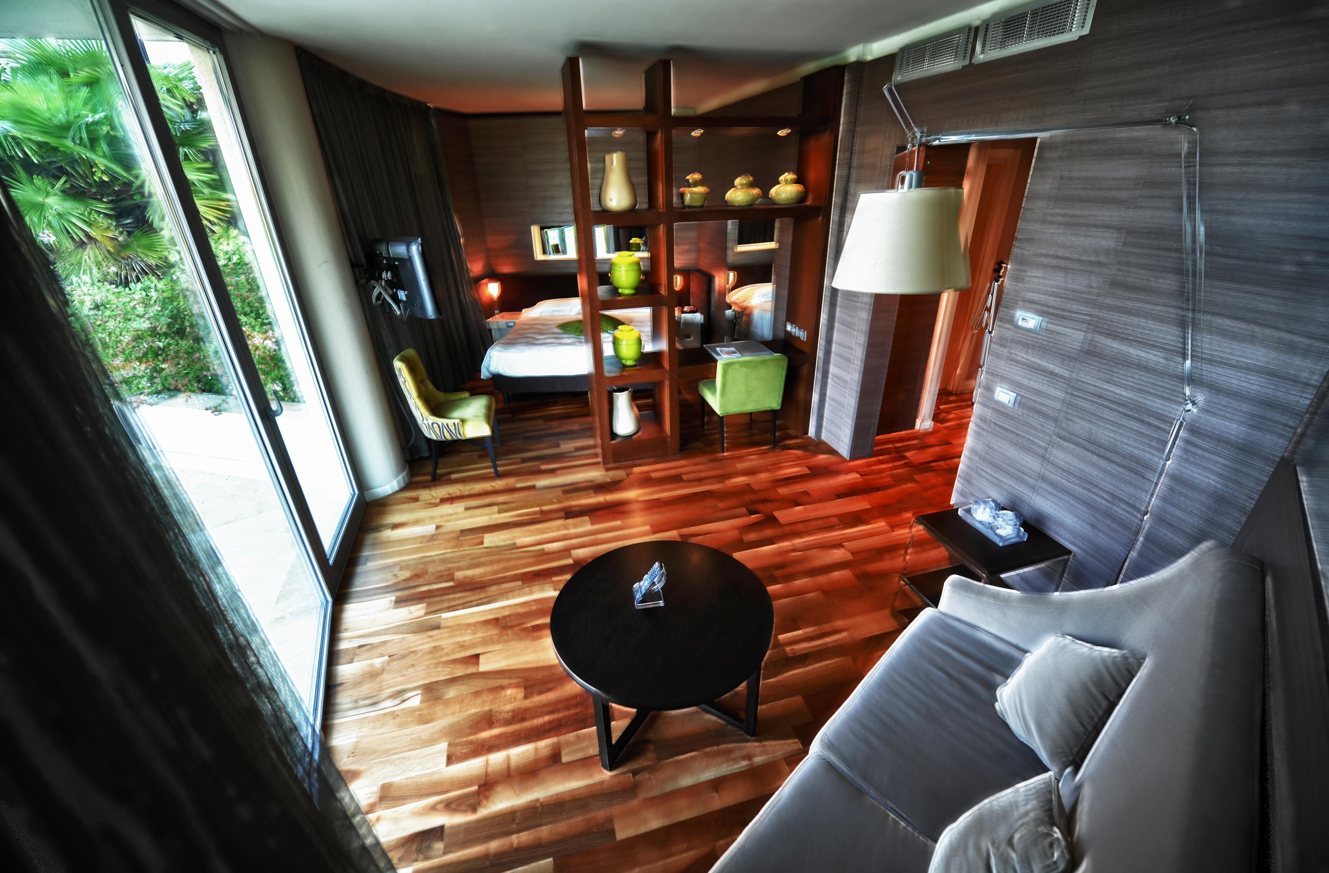 Hotel Pisa Tower Plaza Exterior foto A room at the hotel