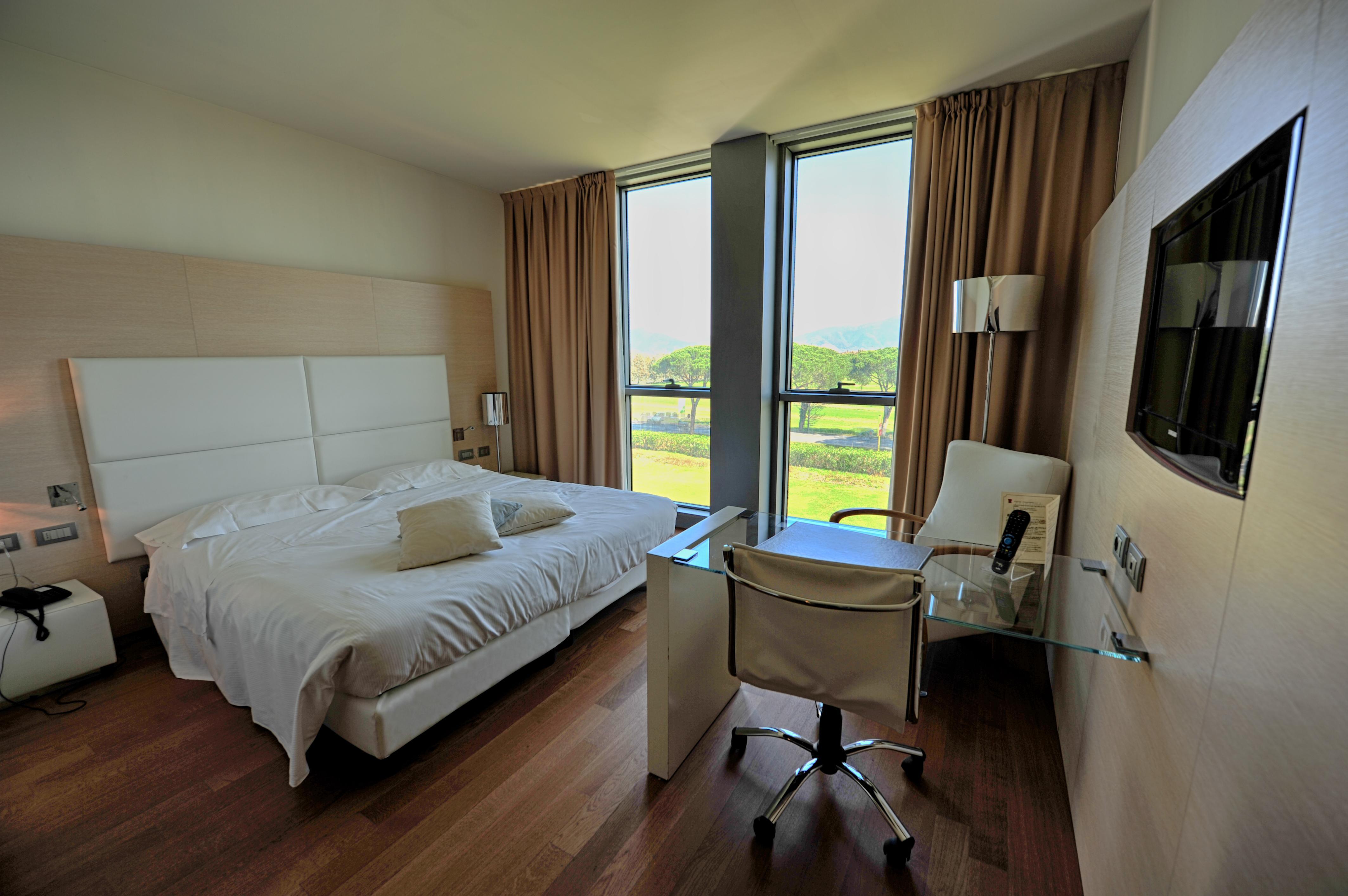 Hotel Pisa Tower Plaza Exterior foto A room at the hotel