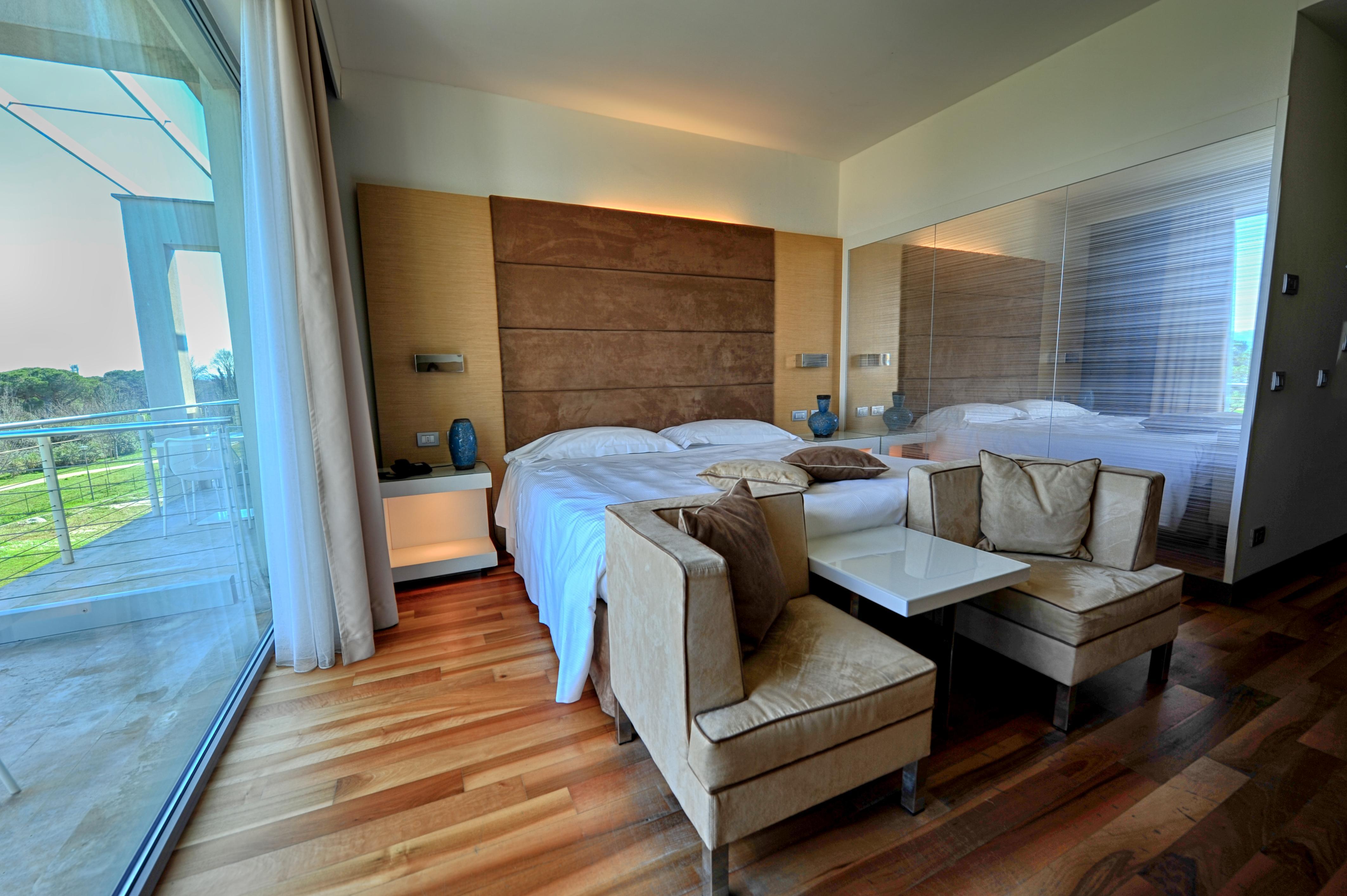 Hotel Pisa Tower Plaza Exterior foto A room at the hotel