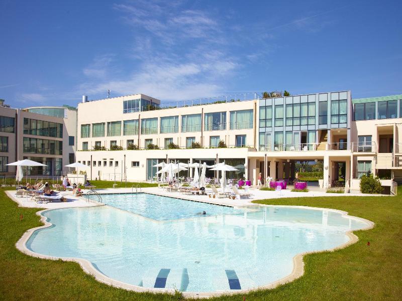 Hotel Pisa Tower Plaza Exterior foto The hotel's swimming pool