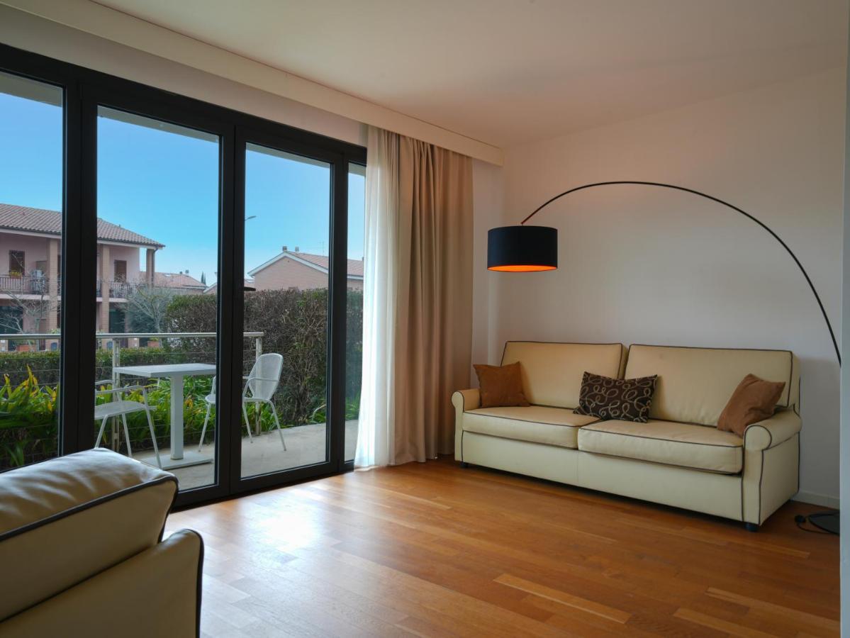 Hotel Pisa Tower Plaza Exterior foto A living room with a floor lamp
