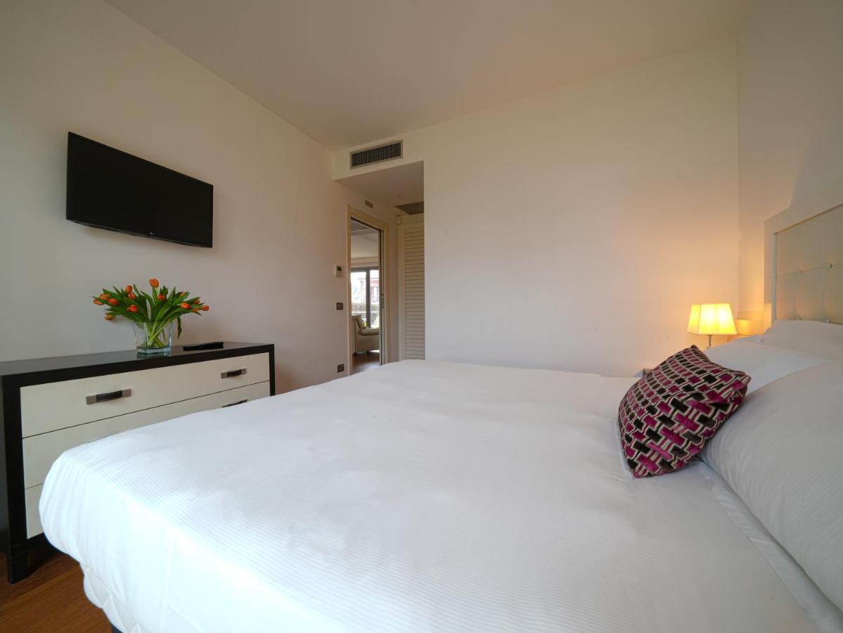 Hotel Pisa Tower Plaza Exterior foto A bedroom at the hotel