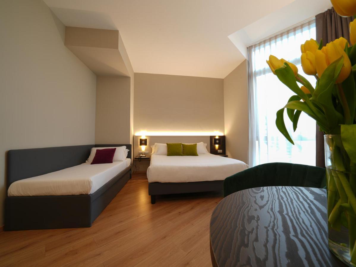 Hotel Pisa Tower Plaza Exterior foto A room at the hotel