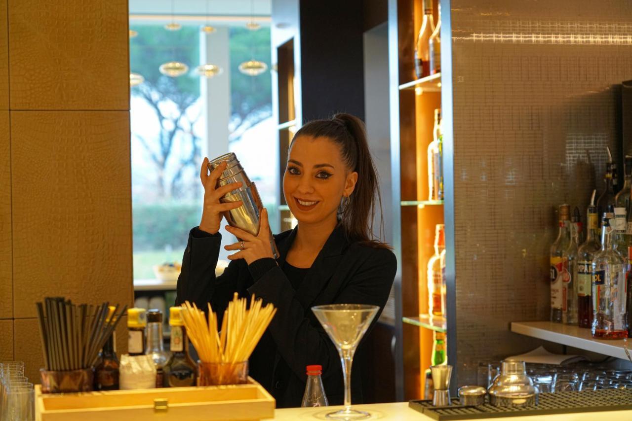 Hotel Pisa Tower Plaza Exterior foto A bartender shaking a cocktail