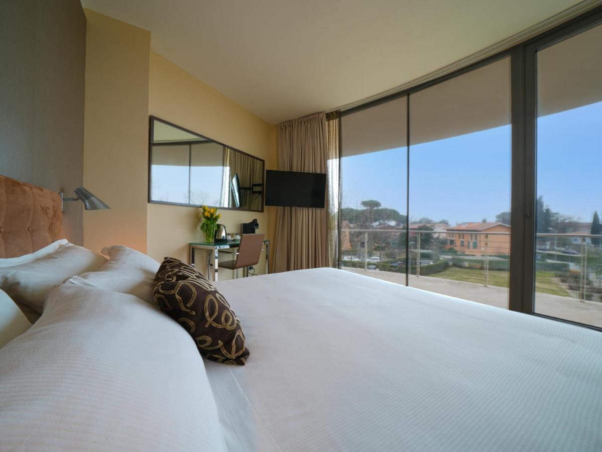 Hotel Pisa Tower Plaza Exterior foto A room at the hotel