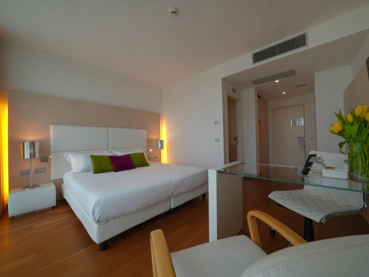 Hotel Pisa Tower Plaza Exterior foto A room at the hotel