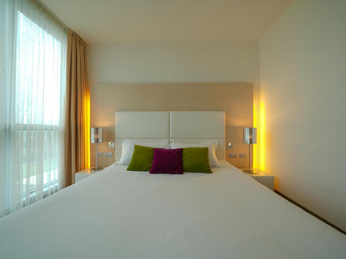 Hotel Pisa Tower Plaza Exterior foto A room at the hotel