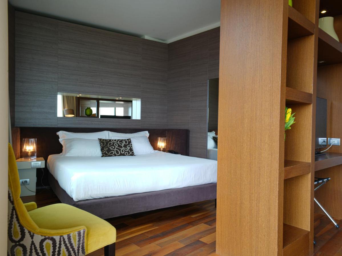 Hotel Pisa Tower Plaza Exterior foto A bedroom at the hotel