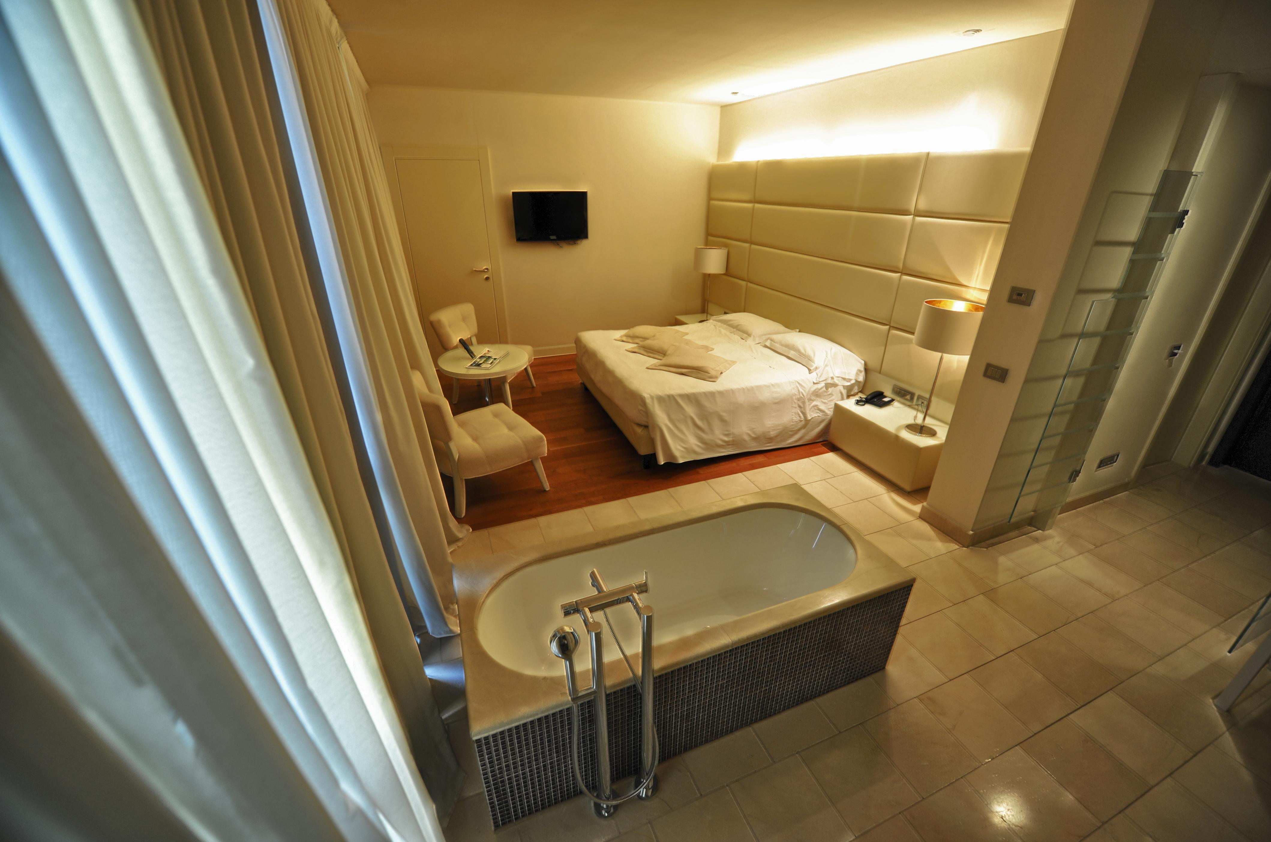 Hotel Pisa Tower Plaza Exterior foto A room at the hotel