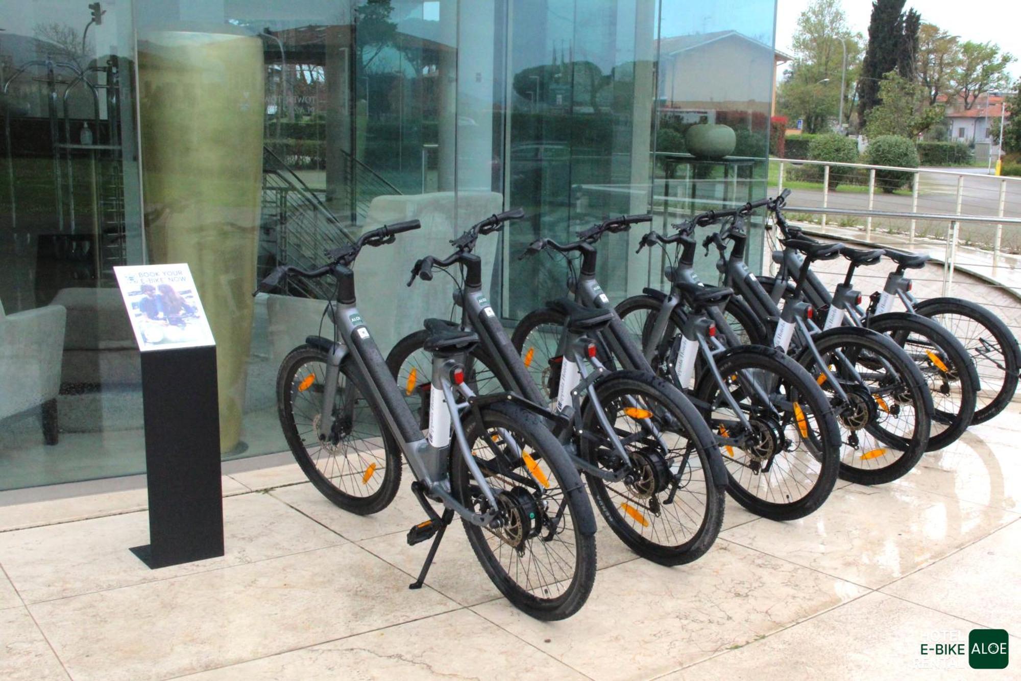 Hotel Pisa Tower Plaza Exterior foto Electric bicycles at the airport