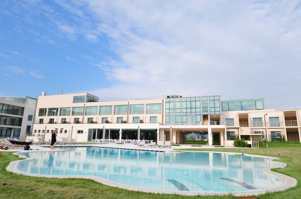 Hotel Pisa Tower Plaza Exterior foto The pool at the hotel